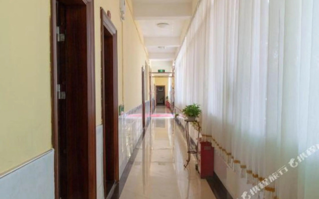 Xueping Business Hotel