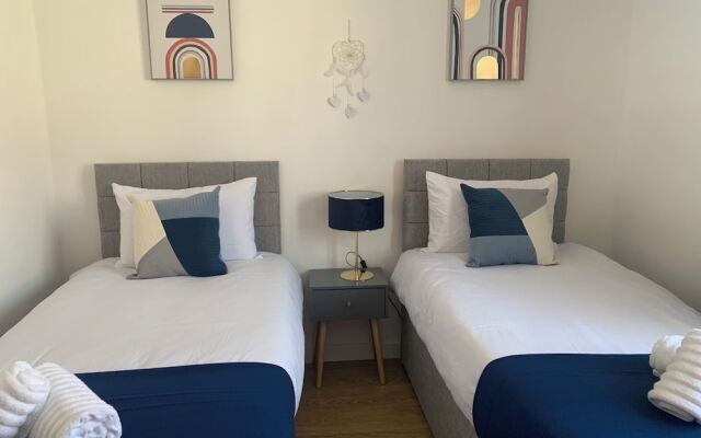 Absolute Stay in Sherwood-free Parking-east Midlands Airport-contractors-family