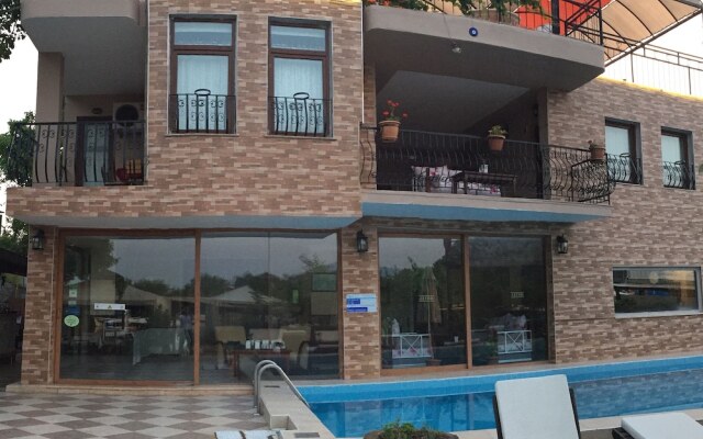 Palmyra Hotel & Sky Lounge