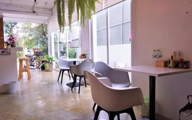 Two Gals And The Pig Boutique Hostel