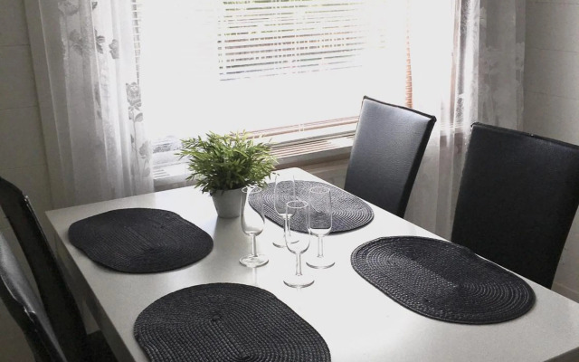 Tilava talo lähellä keskustaa