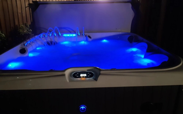 Impeccable1 Double bed Cabin in Poole With Hot Tub