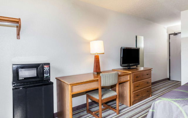 Super 8 by Wyndham Dunbar/Charleston Area