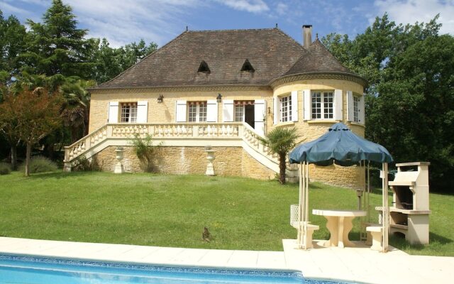 Beautiful Villa with Tennis Court in Dordogne, France