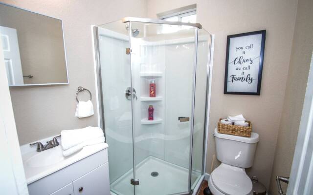 Douglas Way Remodeled House Near Downtown 1BA/1BA