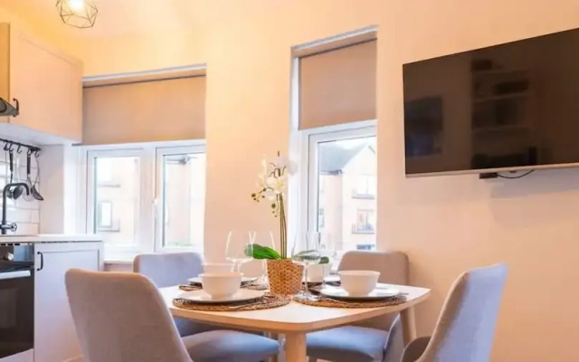 Super Central Apartment Close To River Station
