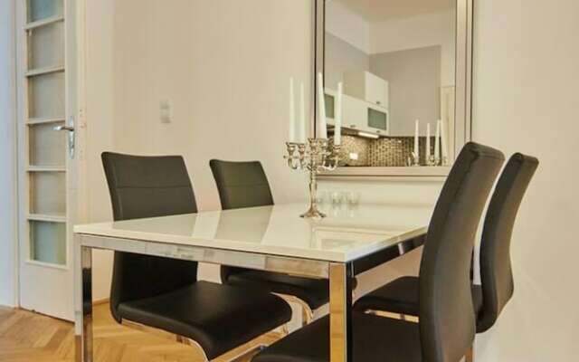 Spacious 1 Bed Basilica Apartment - With Balcony