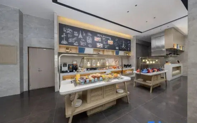 Kyriad Marvelous Hotel Hami Gongyuandaguan Community Manjie Life Plaza