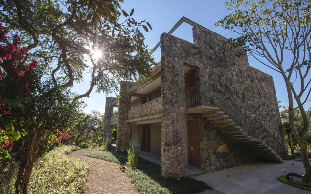 Huayacán Cuernavaca Curamoria Collection