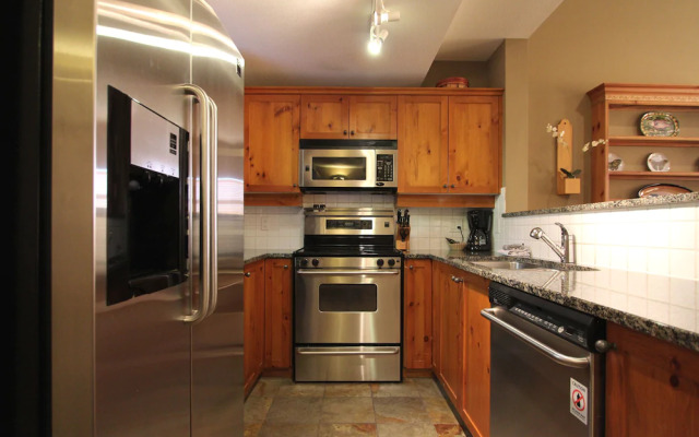 Beautifully Renovated, Fantastic Views Ski in out 3 Beds - Mountain Star