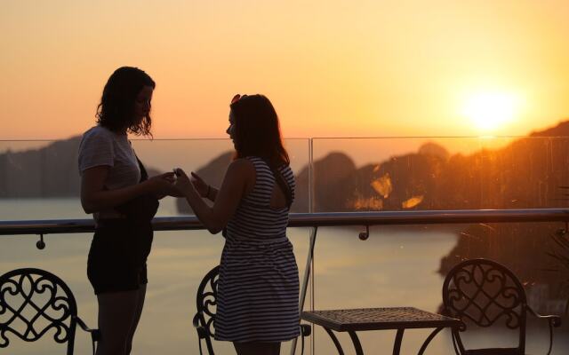 Cat Ba Paradise Hotel - Sky Bar & Massage