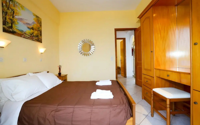 Agios Georgios - 2 Beds - Sleeps 5 - Free Parking