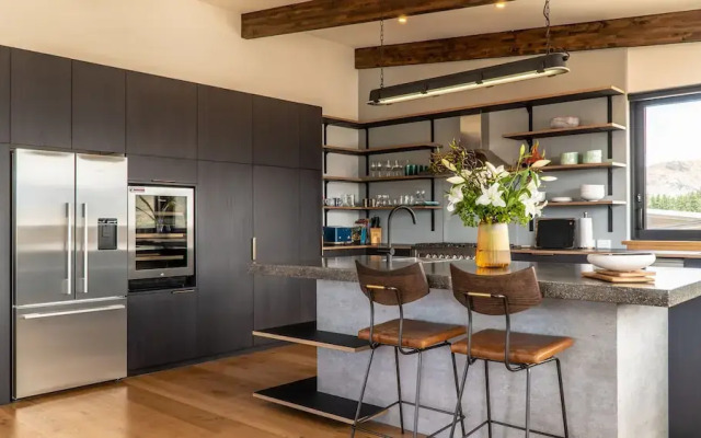 Farrant Drive - Sleeps 8 - Lake & Mountain Views - Modern & Stylish