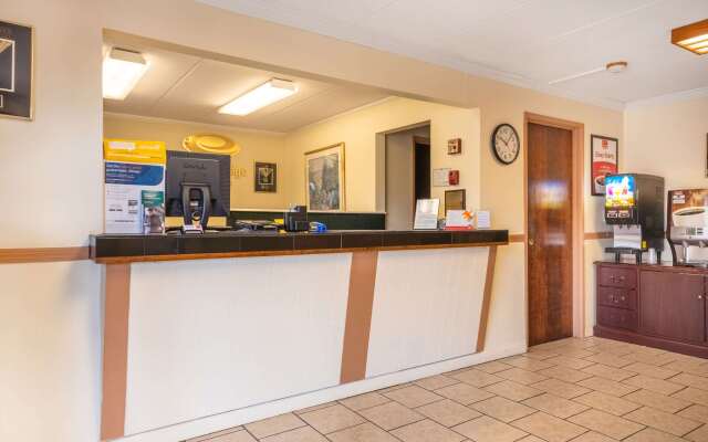 Econo Lodge Inn & Suites Windsor Locks Bradley Airport