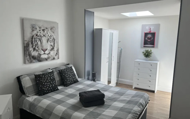 The Broadway Beach Homes Airbnb With Hot tub