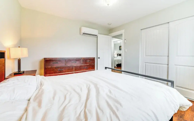 14 Mi to Dtwn Seattle: Sleek Home w/ Large Yard