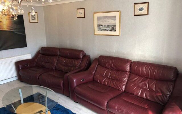 Immaculate 3-bed House in Farnham Royal Slough
