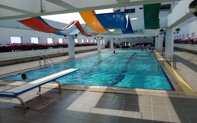 Cha-Am Grand Condotel by Frank