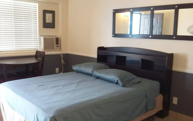 Traveler's Bed & Breakfast Hostel