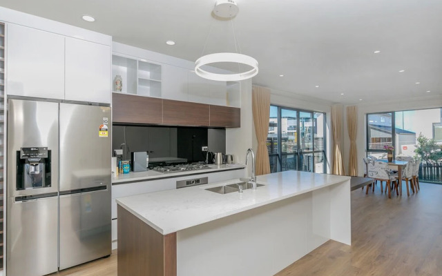 Hero Holiday House L12