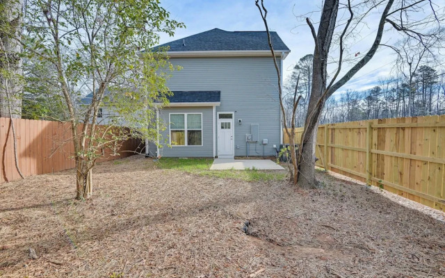 Charming Charlotte Townhome: 6 Mi to Downtown!