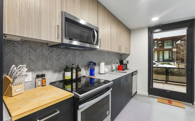 Posh Lofty Pad in Central Redmond