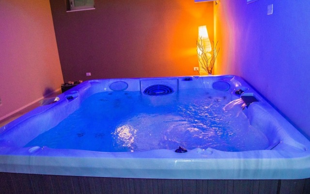 Hillside Villa With Swimming Pool and Jacuzzi - Frasassi Caves