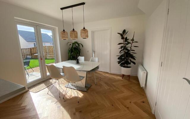Luxury 4 bed detached 3 beds