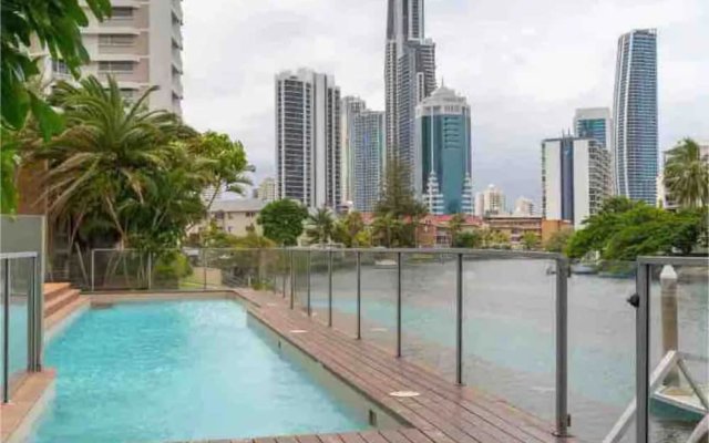 Affordable Unit Minutes To the Heart of Surfers Paradise