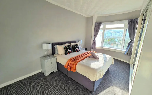 Bright and Cozy Home Near Hampden Park