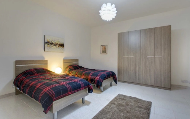 Seafront Apartment, Marvelous Views GR8 Location