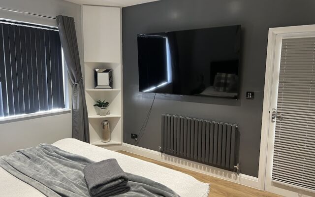 The Broadway Beach Homes Airbnb With Hot tub