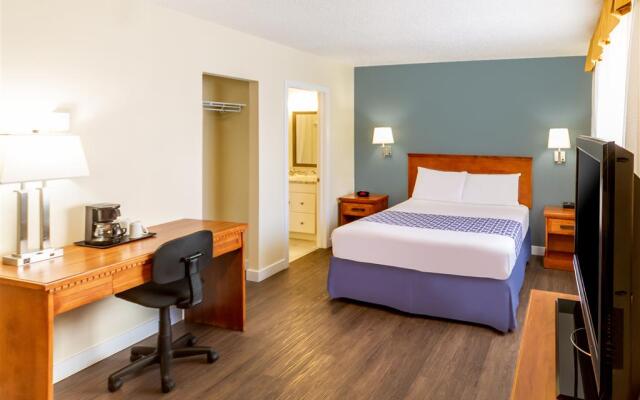 Econo Lodge Inn & Suites University