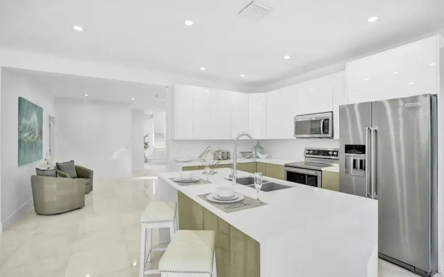 4BR Hollywood Beach Home with Pool