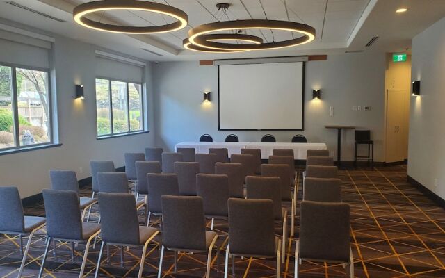 Elk Lake Inn & Suites Victoria