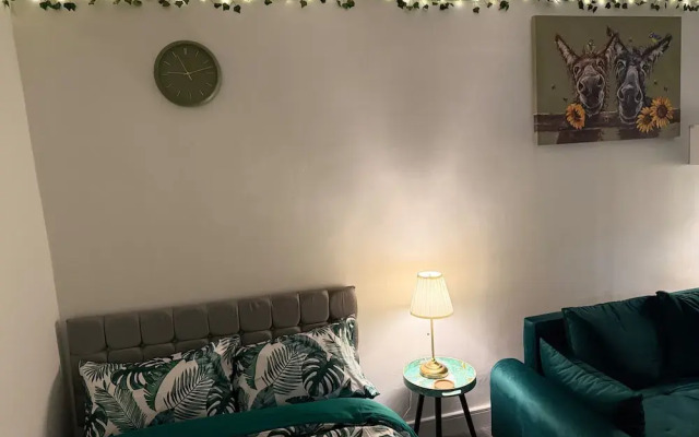 Serene Garden Room Suite City Centre