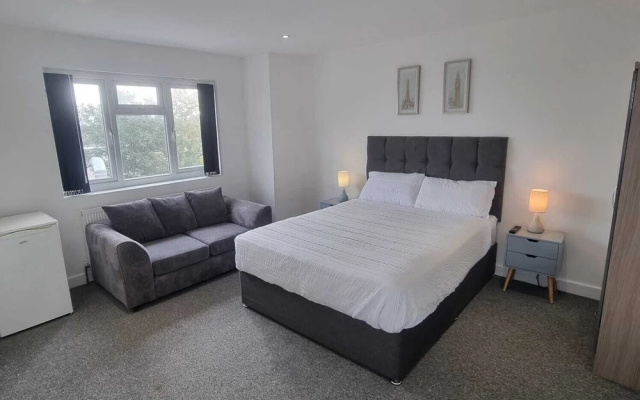 Charming 4-bed House in Enfield North London