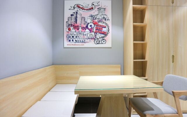 RedDoorz Plus  Le Van Sy Street 2