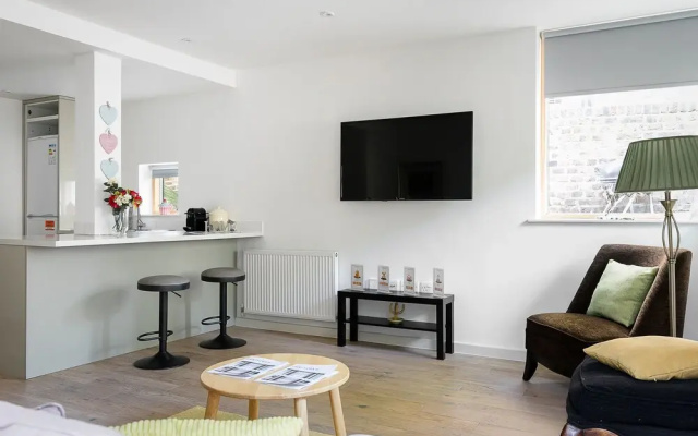 Huge Garden 3-bedroom Modern Apartments in Camden