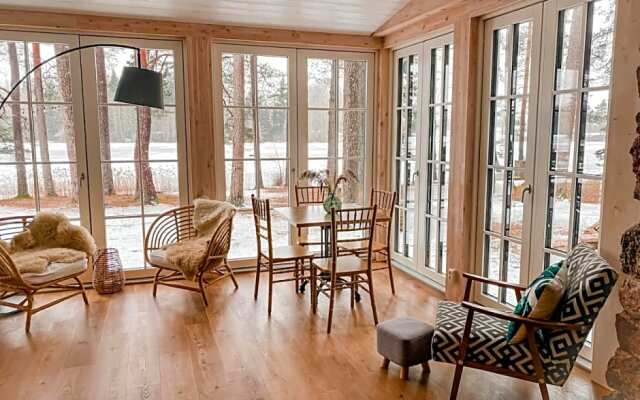 Saarj¿e puhkemaja tuba koos hommikus¿¿giga