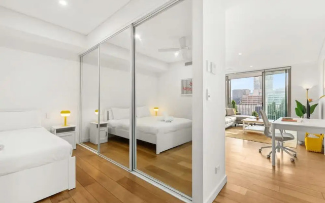 Central Luminous 2 Beds With Balcony Aircon