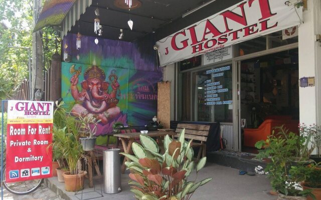 J Giant Hostel (SHA Extra Plus)