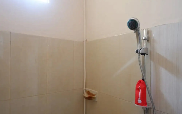 RedDoorz near Millenium Waterpark Palu