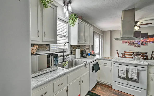 Updated Fayetville Townhome-away-from-home w/ Yard