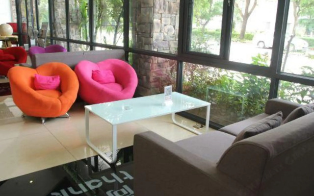 Lanli Lily Hotel (Xindacheng Times Square North Lake Park Store)