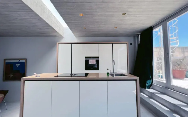 Spacious 1BR Penthouse With a Rooftop Terrace