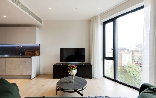 Contemporary Victoria Home by the River Thames