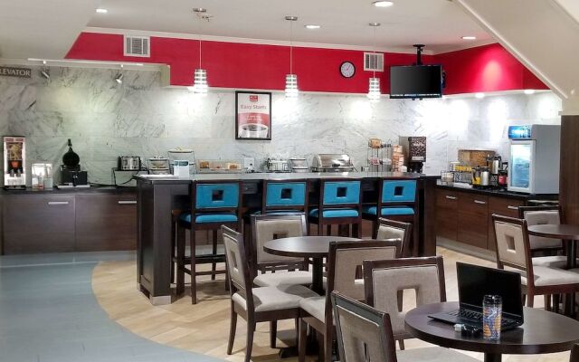Econo Lodge Inn & Suites East Houston I-10