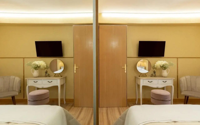 Vouliagmeni's Elegance by Acropolis Suites