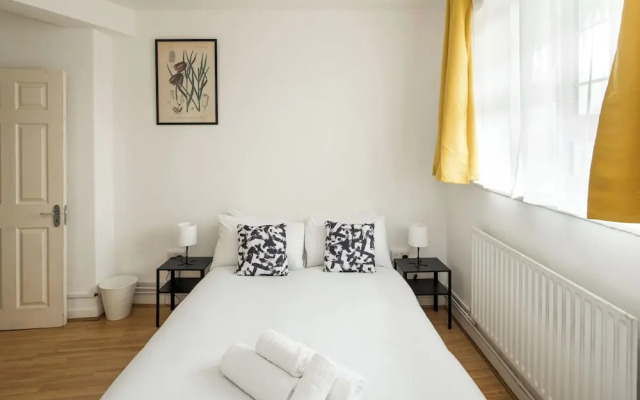 Stylish 2BD Flat with Balcony Near Stepney Green